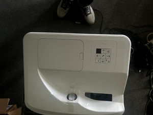 Dell Projector S560 1080P Ultra Short Throw 3400 Lumens New No Box 0 Hours - Picture 1 of 4