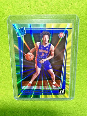 Карта новичка Кейда Каннингема голографическая зеленая и желтая ЛАЗЕРНАЯ РЕЙТИНГОВАЯ 2021 Panini Donruss - Изображение 1 из 4