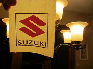 MINI SUZUKI LOGO Plancha en Camiseta Transferencia Bolsillo Talla/Sombrero Nuevo de Lote Antiguo - Imagen 1 de 1