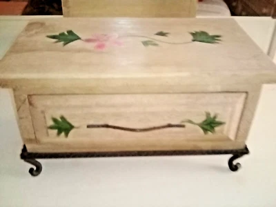 Caja de madera vintage con cajón Lg 15"wX9"dX8"t con soporte de hierro forjado, pintada a mano Foto 1 de 4