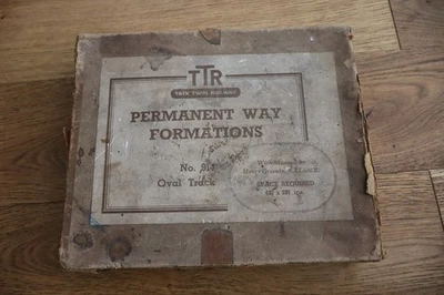 VINTAGE TRIX TWIN RAILWAY OO GAUGE BAKELITE 914 OVAL TRACK SET - Image 1 of 4