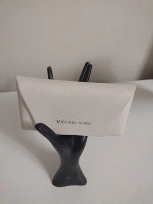 Estuche rígido blanco para gafas de sol Michael Kors  Foto 1 de 4
