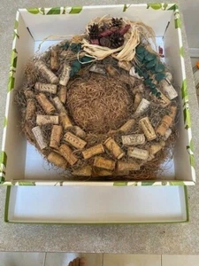 CORONA DE CORCHO DE VINO REDUCIDA **** HECHA A MANO. 15 in. Con arco y caja de regalo - Imagen 1 de 3