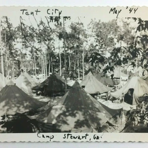 2 fotos vintage de la Segunda Guerra Mundial tienda de campaña ciudad campamento Stewart Georgia 1944 instantáneas militares de Estados Unidos - Imagen 1 de 5