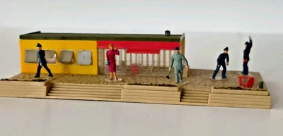 Stazione Per Plastici Ferroviari Con Miniature Omini Scala N Rapido - Immagine 1 di 4
