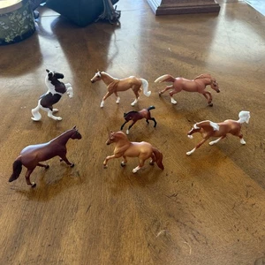 Konvolut 7 Breyer Stablemates Palomino, Fohlen, Araberhengst - Bild 1 von 9