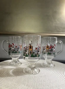 Juego de 3 tazas de vidrio de diseño colorido de barrio navideño con patas Arcoroc - Imagen 1 de 6
