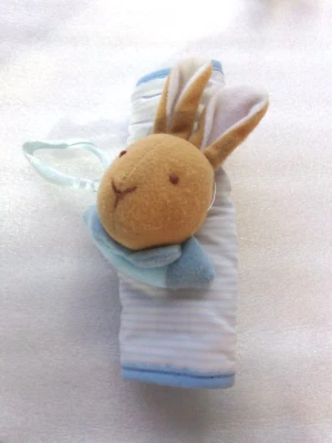 Cubierta de correa de cinturón de seguridad Baby Peter Rabbit juguete sonajero cochecito azul animal de peluche Foto 1 de 4