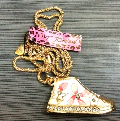 Zapato Tenis Betsy Johnson Rosa y Blanco Flor Colgante en Collar Dorado 28" Nuevo Foto 1 de 3