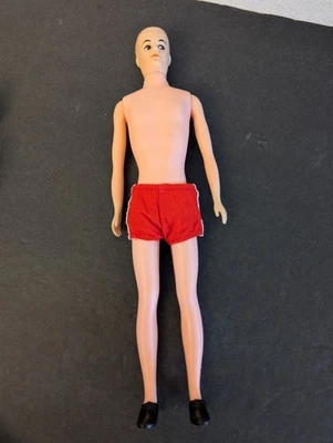 Muñeca Ken 12" Clon De Colección Años 60 Años 70 con Pantalones Cortos Rojos y Zapatos Sin Marca Foto 1 de 4