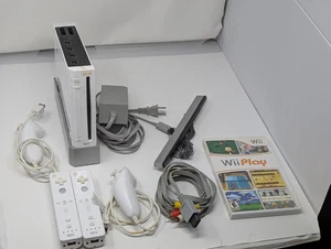 Pacchetto console Nintendo Wii installati giochi N64 con 2 controller OEM TESTATI - Foto 1 di 18
