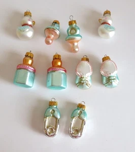 LOTTO 10 PASTELLO BAMBINI ORNAMENTI ANATRE SCARPE CIUCCI BIBERON SPILLE DI SICUREZZA - Foto 1 di 5