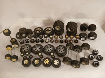 Más de 70 piezas. Lote de ruedas, neumáticos, piezas de eje vintage de coche/camión de juguete Foto 1 de 4