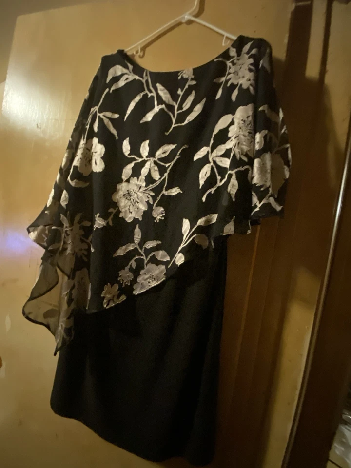 Vestido con capa Scarlett negro y dorado Foto 1 de 1