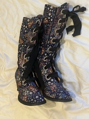 Auténticos Zapatos John Fluevog, Botas Florales Hasta la Rodilla, Cuero Sintético, Talla 9 Foto 1 de 4