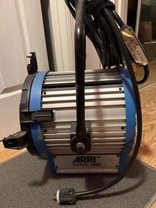 ARRI STUDIO 2000 Studio Fresnel 2000w Watt Light Film Pre Owned - Picture 1 of 7