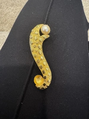 Vtg Costume Jewelry Celebrity NY Goldtone Brooch FAUX Pearl - Image 1 of 4