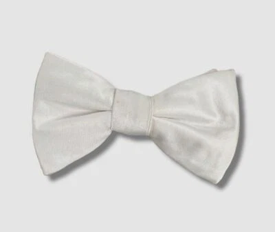 Pajarita para hombre Countess Mara blanca lisa preatada $48 Foto 1 de 3