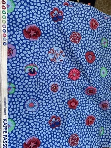 Kaffe Fassett GUINEA FLOWER COBALT PWFP59 Fabric 2 YARDS - Picture 1 of 1