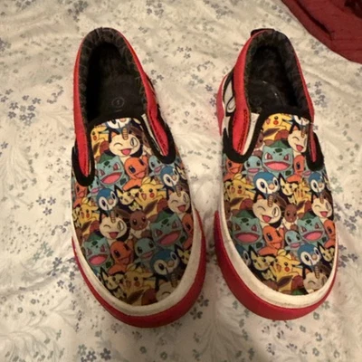 Zapatillas sin cordones Pokémon para niños talla 1 con estampado completo de zapatos multipersonaje.  Foto 1 de 4