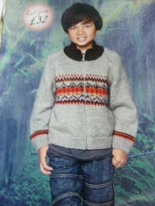 Strickmuster Jungen schöne Jacke mit Fairisle Band in Grobstrick-Größen 8-16 Jahre - Bild 1 von 1