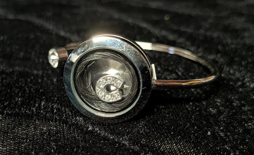 PULSERA ÚNICA DE CRIN DE CABALLO HOMBRE LAVA JUBILADO VIEJOS AMIGOS - CARIDAD Foto 1 de 1