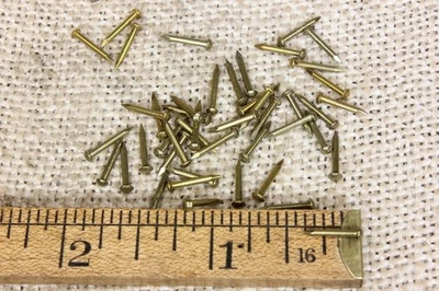 旧 3/8 英寸黄铜 BRADS 50 复古 NAILS Escutcheon 针美国制造 18 ga 小头 — 第 1/4 张图片