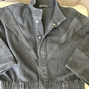 ZARA SCHWARZER BAUMWOLLDENIM PLAYSUIT MIT KASTIGER FORM GRÖSSE MEDIUM NEU OHNE ETIKETT MEX 28 - Bild 1 von 18