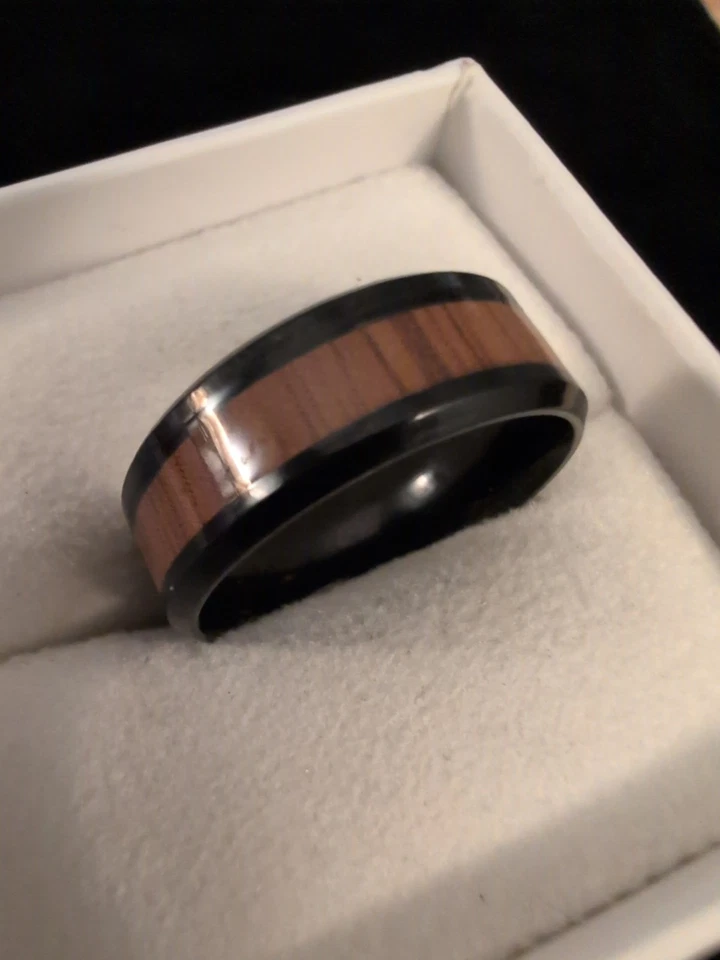 Anillo de titanio tamaño 10 hecho a mano con incrustación de madera a la deriva rosa corte de diamante láser... Foto 1 de 4