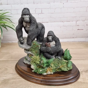 Figura artesanal Country Artists 'Mists of Dawn' Gorilla Family CA 717 - Imagen 1 de 24