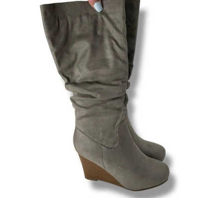 NUEVAS Botas de Cuña Journee Gris Gamuza Talla 5.5 Y2K Slouchy Tacones Altos Gris Nuevas con Etiquetas Foto 1 de 4
