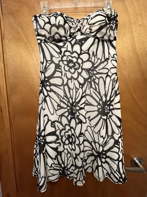 Vestido blanco y negro sin tirantes White House Black Market talla 2 Foto 1 de 4