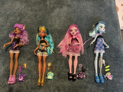 Monster High Buried Secrets Cozy Creepover (Full Set) Buy Separate - Image 1 of 4