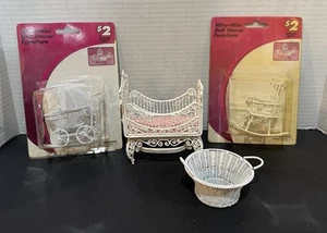 Vintage Set aus vier weißen Draht Puppenhaus Kinderzimmer Möbel Krippe Kinderwagen Wippe - Bild 1 von 9