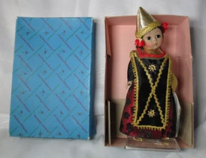 MUÑECA MADAME ALEXANDER INDONESIA INTERNATIONAL 579 8" 1989 EN CAJA CON SOPORTE - Imagen 1 de 3