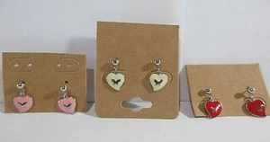 Lote de 3 Pendientes Colgantes Pequeños Perforados para Niños Mini Corazones con Mariposas - Imagen 1 de 4