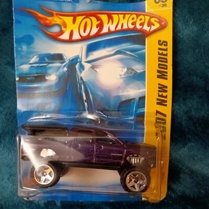 Hot Wheels 2007 primeras ediciones Dodge RAM 1500 púrpura 4x4 05/36 nuevo en paquete  - Imagen 1 de 2