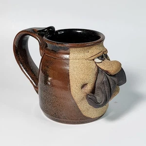 Taza de cerámica vintage hecha a mano de gres bigote cara goofy esmalte marrón - Imagen 1 de 10