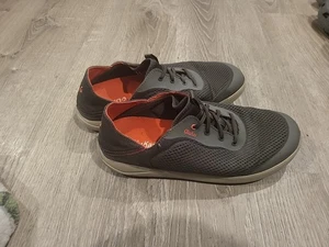 Olukai Moku Pae uomo taglia 10,5 grigio stringato basso casual slip on tacco a goccia - Foto 1 di 5