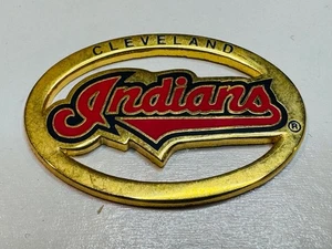Vecchia spilla da bavero vintage Cleveland Indians spilla ottone scritta logo vedi attraverso - Foto 1 di 2
