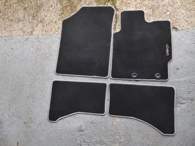 Alfombrillas de terciopelo genuino negro gris borde TOYOTA YARIS HYBRID 2013-2020 Foto 1 de 4