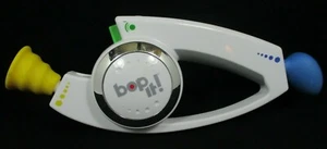 Bop It Bianco Elettronico Portatile Divertente Famiglia Party Gioco Giocattolo 2008 Hasbro - Foto 1 di 5