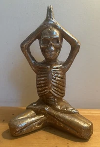 FIGURINA SCHELETRO ORO MEDITAZIONE YOGA HALLOWEEN 9,75” - Foto 1 di 6