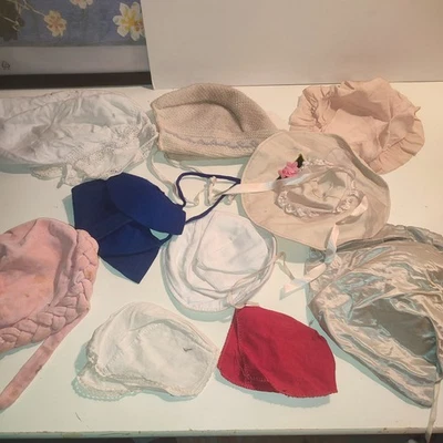 LOT DE 10 Chapeaux et Bonnets ANCIENS DE POUPEES  - Photo 1/4