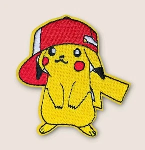 POKEMON GO TV SERIES / VIDEO GAME CUTE ASH'S HAT PIKACHU IRON ON PATCH - Picture 1 of 3