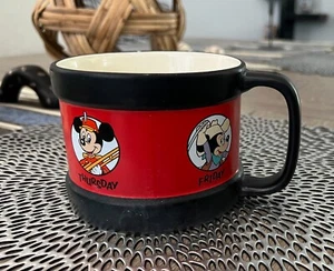 Mickey Mouse Cub DISNEY STORE CAFÉ/TÉ Taza Días de la Semana ROJO NEGRO Batería TV - Imagen 1 de 10