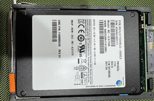 Dell / EMC 7.68TB SAS 12gb SSD P/N 118000520 Samsung PM1633a W/caddy - Afbeelding 1 van 3