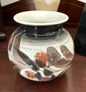 Vintage MCM Jersey Pottery CL Vase 8.5 cm Tall Hand Painted TD Signed Undamaged. - Picture 1 of 9