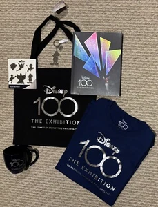 Disney 100 The Exhibition Franklin Institute ENORME lotto libro+borsa+tazza+spille+T+KC++ - Foto 1 di 21