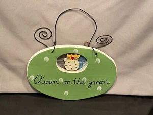 Queen on the Green Sign Ceramic Sandra Magsamen for Silvestri 2001 - Picture 1 of 7
